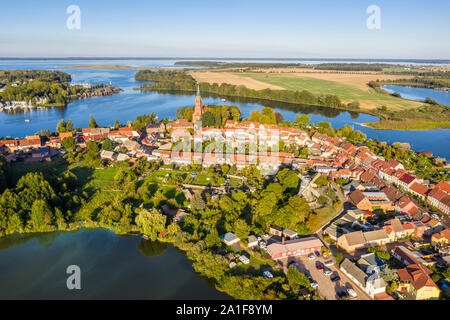 Drohnenaufnahme, Luftaufnahme über Stadt Röbel, Mönchteich vor dem Hotel, Marienkirche im Zentrum, Müritz-See, Mecklenburg-Vorpommern, Deutschland Stockfoto