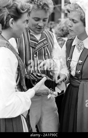 Trachtenpärchen beim Volksfest, Schleswig-Holstein, Deutschland, 1960er Jahre. Traditionelle Paar am Volksfest, Schleswig-Holstein, Deutschland, 1960er Jahre. Stockfoto