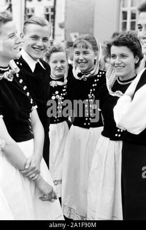 Trachtenpärchen beim Volksfest, Schleswig-Holstein, Deutschland, 1960er Jahre. Traditionelle Paar am Volksfest, Schleswig-Holstein, Deutschland, 1960er Jahre. Stockfoto