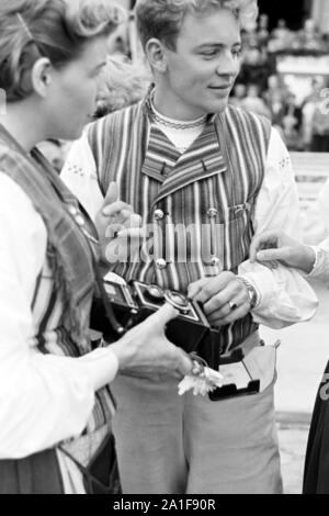 Trachtenpärchen beim Volksfest, Schleswig-Holstein, Deutschland, 1960er Jahre. Traditionelle Paar am Volksfest, Schleswig-Holstein, Deutschland, 1960er Jahre. Stockfoto