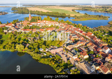 Drohnenaufnahme, Luftaufnahme über Stadt Röbel, Mönchteich vor dem Hotel, Marienkirche im Zentrum, Müritz-See, Mecklenburg-Vorpommern, Deutschland Stockfoto