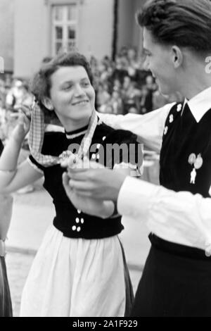 Trachtenpärchen beim Volksfest, Schleswig-Holstein, Deutschland, 1960er Jahre. Traditionelle Paar am Volksfest, Schleswig-Holstein, Deutschland, 1960er Jahre. Stockfoto