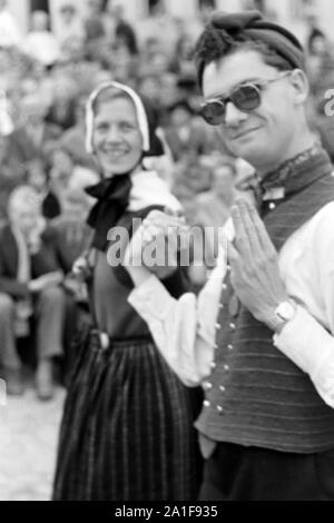 Trachtenpärchen beim Volksfest, Schleswig-Holstein, Deutschland, 1960er Jahre. Traditionelle Paar am Volksfest, Schleswig-Holstein, Deutschland, 1960er Jahre. Stockfoto