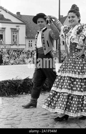 Trachtenpärchen beim Volksfest, Schleswig-Holstein, Deutschland, 1960er Jahre. Traditionelle Paar am Volksfest, Schleswig-Holstein, Deutschland, 1960er Jahre. Stockfoto