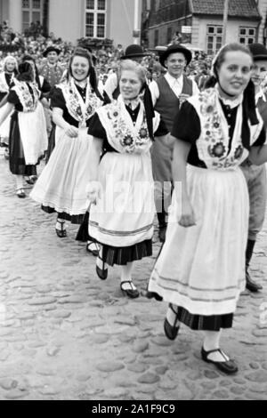 Trachtenpärchen beim Volksfest, Schleswig-Holstein, Deutschland, 1960er Jahre. Kostüme Paar am Volksfest, Schleswig-Holstein, Deutschland, 1960er Jahre. Stockfoto