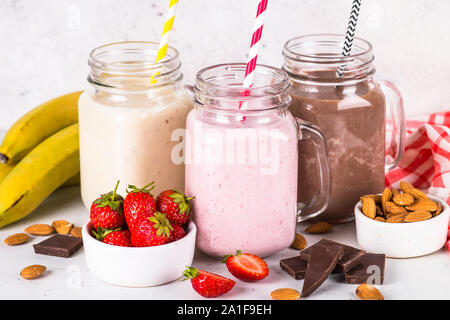 Banane, Schokolade und Erdbeeren Milchshakes. Stockfoto