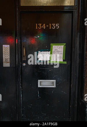 London, Vereinigtes Königreich. 25 Sep, 2019. Äußere street view der Home und Sitz Adresse in Shoreditch, East London, von Jennifer Arcuri für Ihre Firma Hacker House Limited verwendet. Die Adresse wird über Matchbox Cocktailbar in Shoreditch High Street. Credit: Equinox Licensing Ltd./Alamy leben Nachrichten Stockfoto