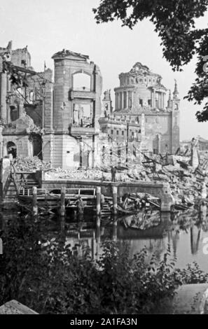 Blick in die zerstörte Kirche Sankt Nikolai in Potsdam bei Berlin, Deutschland 1946. Blick in die zerstörte St. Nikolai Kirche in Potsdam in der Nähe von Berlin, Deutschland 1946. Stockfoto