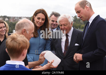 Der Herzog und die Herzogin von Cambridge und Sir David Attenborough sind ein Eiskern aus der Antarktis während der taufzeremonie der Polarforschung Schiff, das einer öffentlichen Abstimmung Boaty McBoatface, auf der Werft Cammell Laird in Birkenhead, Merseyside Anrufen angezeigt. Stockfoto