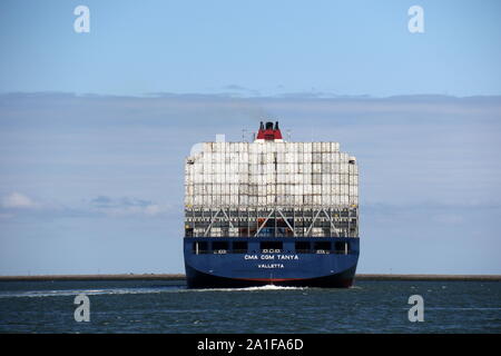 Das containerschiff CMA CGM Tanya verlässt den Hafen von Rotterdam am 3. Juli 2019. Stockfoto
