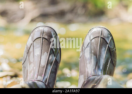 Mann s Fuß in Gummistiefeln. Gummi Stiefel der Fischer. Stockfoto