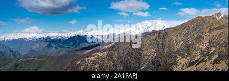 Mountain Range, alpine Landschaft im Frühjahr. Monte Rosa Massiv und die nahen Berge gesehen von Valsesia (Piemont, Italien) Stockfoto