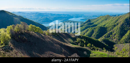 Panoramablick über Wälder und Seen in Norditalien. Landschaft von den Hügeln rund um den Ortasee (Piemont, Italien). Stockfoto