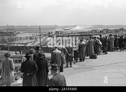 Berliner Bürger schulmeisterschaft sich ein Rosinenbomber, sterben sterben sterben Bevölkerung Kurzdossiers 5/6 der Berliner Blockade über die Luftbrücke versorgte, Deutschland 1949. Die Leute zu beobachten die Candy Bomber Unterstützung der Einwohner von Berlin, Deutschland 1949. Stockfoto