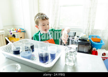 Junge tun Wissenschaft Experiment während zeigen und erklären Stockfoto