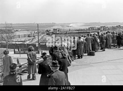 Berliner Bürger schulmeisterschaft sich ein Rosinenbomber, sterben sterben sterben Bevölkerung Kurzdossiers 5/6 der Berliner Blockade über die Luftbrücke versorgte, Deutschland 1949. Die Leute zu beobachten die Candy Bomber Unterstützung der Einwohner von Berlin, Deutschland 1949. Stockfoto