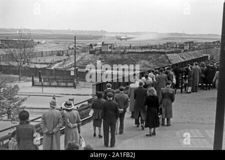 Berliner Bürger schulmeisterschaft sich ein Rosinenbomber, sterben sterben sterben Bevölkerung Kurzdossiers 5/6 der Berliner Blockade über die Luftbrücke versorgte, Deutschland 1949. Die Leute zu beobachten die Candy Bomber Unterstützung der Einwohner von Berlin, Deutschland 1949. Stockfoto