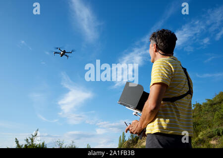 Ein Mann, der eine Drohne in die Pyrenäen. Stockfoto