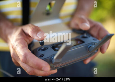 Nahaufnahme von einem Mann, der die Fernbedienung einer Drohne. Stockfoto