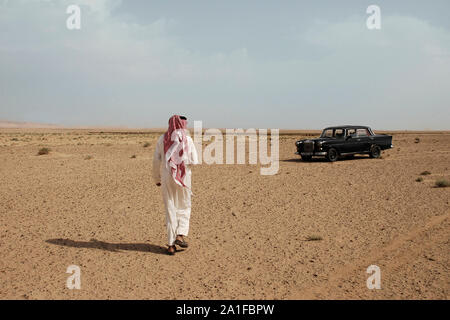 Oldtimer und Beduinen in der Wüste von Palmyra, Homs, Syrien Stockfoto