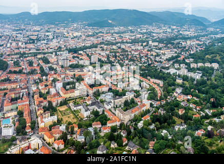 Luftaufnahme der Stadt Graz aus Hubschrauber drone mit Bezirk Geidorf an einem bewölkten Sommertag in Österreich, Europa Stockfoto