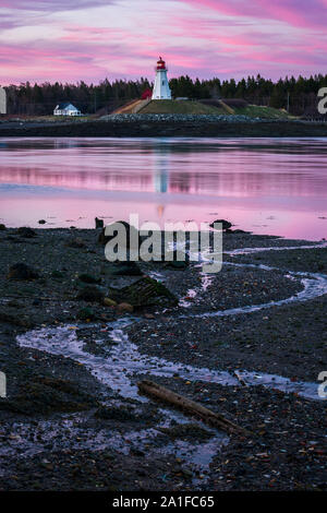 Heute Abend Sonnenuntergang bei Ebbe auf dem lubec Verengt gegenüber Mulholland Point Lighthouse. Nikon Z7 mit FTZ Adapterring und NIKKOR 70-200mm f/4 Le Stockfoto