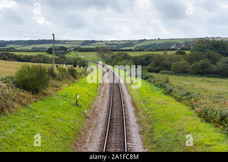 Einspurige Eisenbahnlinie zwischen Corfe und Swanage, Dorset, Großbritannien läuft Stockfoto