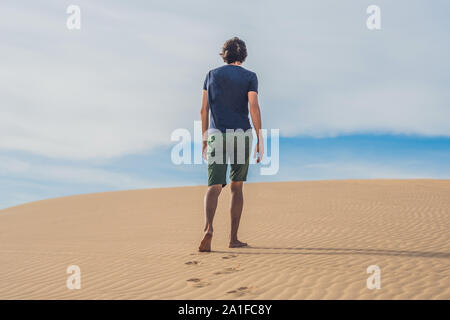 Ein Mann ist zu Fuß in der Wüste Vietnam Mui Ne. Stockfoto