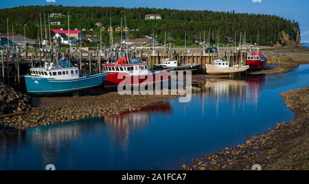 Hummer Boote bei Ebbe in Alma New Brunswick in der Bucht von Fundy. Stockfoto