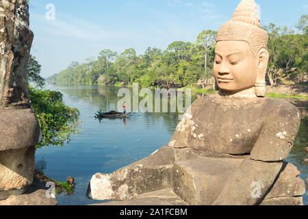 Stein Statuen auf der Brücke in der Nähe von See oder Fluss und den südlichen Toren Bayon Tempel, Angkor Wat, Kambodscha Stockfoto