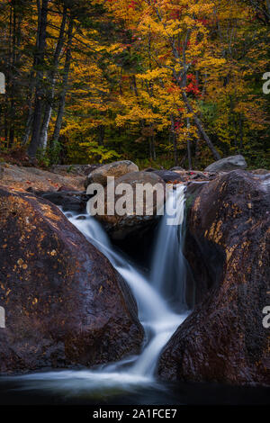 Eine Reihe von Tropfen an Smalls fällt in Maine. Z7, Nikon NIKKOR S 24-70 mm f/4 S Objektiv @ 70 mm, f/8, ISO 400, 2 Sekunden, polarisator. # Smallsfalls Stockfoto