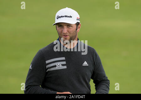 St Andrews, Schottland, Großbritannien. 26 Sep, 2019. Europäische Tour, Alfred Dunhill Links Championship, erste Runde; Jon Rahm Spanien über den Kurs Meisterschaft bei Carnoustie Golf Links Credit: Aktion Plus Sport Bilder/Alamy leben Nachrichten Stockfoto