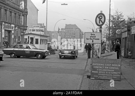 Checkpoint Charlie in der Kochstraße in Berlin, Deutschland 1962. Alliierte Armee Checkpoint Charlie an der Kochstraße Straße in Berlin, Deutschland 1962. Stockfoto