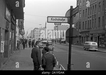 Checkpoint Charlie in der Kochstraße in Berlin, Deutschland 1962. Alliierte Armee Checkpoint Charlie an der Kochstraße Straße in Berlin, Deutschland 1962. Stockfoto