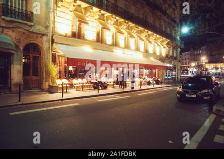 PARIS, Frankreich - 07.11.17: hell erleuchtete Cafe in Paris in der Nacht auf den 17. November 2009 in Paris, Frankreich. Stockfoto