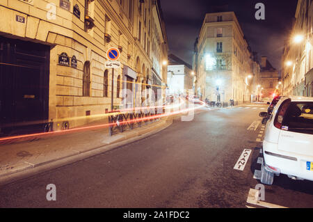 PARIS, Frankreich - 07.11.17: hell beleuchteten Straße in Paris in der Nacht auf den 17. November 2009 in Paris, Frankreich. Stockfoto