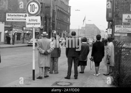 Checkpoint Charlie in der Kochstraße in Berlin, Deutschland 1962. Alliierte Armee Checkpoint Charlie an der Kochstraße Straße in Berlin, Deutschland 1962. Stockfoto