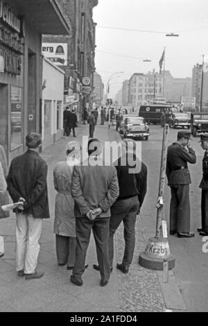 Checkpoint Charlie in der Kochstraße in Berlin, Deutschland 1962. Alliierte Armee Checkpoint Charlie an der Kochstraße Straße in Berlin, Deutschland 1962. Stockfoto