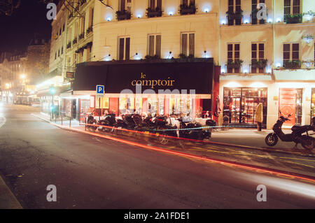 PARIS, Frankreich - 07.11.17: hell erleuchtete Cafe in Paris in der Nacht auf den 17. November 2009 in Paris, Frankreich. Stockfoto