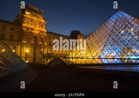 PARIS, Frankreich - 07.11.17: Louvre museum in der Nacht auf den 17. November 2009 fotografiert, in Paris, Frankreich. Dies ist eines der beliebtesten touristischen Destin Stockfoto