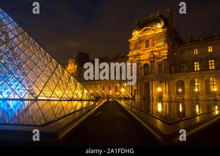 PARIS, Frankreich - 07.11.17: Louvre museum in der Nacht auf den 17. November 2009 fotografiert, in Paris, Frankreich. Dies ist eines der beliebtesten touristischen Destin Stockfoto