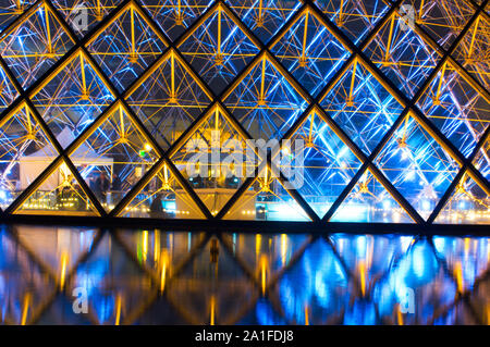 PARIS, Frankreich - 07.11.17: Louvre museum in der Nacht auf den 17. November 2009 fotografiert, in Paris, Frankreich. Dies ist eines der beliebtesten touristischen Destin Stockfoto