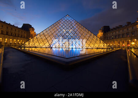 PARIS, Frankreich - 07.11.17: Louvre museum in der Nacht auf den 17. November 2009 fotografiert, in Paris, Frankreich. Dies ist eines der beliebtesten touristischen Destin Stockfoto