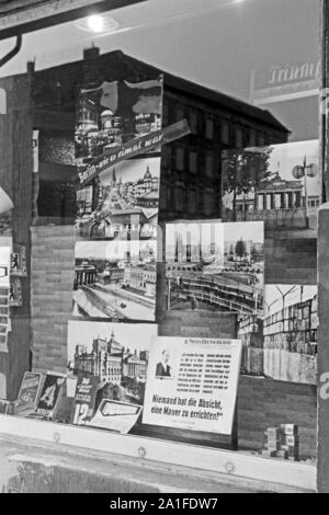 Kurzwaren- und Souvenirladen in Berlin mit dem Zitat von Walter Ulbrichts "Niemand hat die Absicht, eine Mauer zu errichten", Deutschland 1962. Souvenirshop mit Ulbricht Zitat, dass Niemand will eine Mauer, Deutschland 1962 zu bauen. Stockfoto