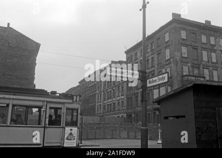 Bahnlinie an der Ecke Bernauer und Wolliner Straße in Berlin, Deutschland 1962. Straßenbahn an der Ecke Bernauer und Wolliner Straße in Berlin, Deutschland 1962. Stockfoto