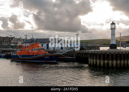 RNLI Lifeboat Margaret Foster im Hafen West Pier Kirkwall Hafen Mainland Orkney Inseln Schottland Vereinigtes Königreich vorne Steuerbord bug Seitenansicht blau Oran Stockfoto