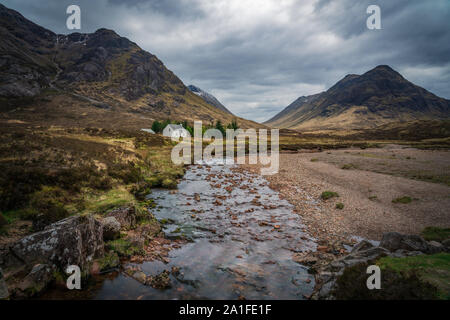 Weißes Häuschen vor dem Buachaille Etive Mor im Glen Coe Stockfoto