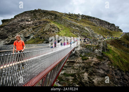 Neue fußgängerbrücke wieder verbinden beide Hälften der Burg Tintagel, Cornwall Stockfoto