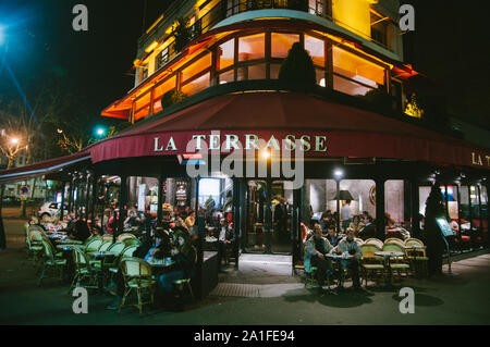 PARIS, FRANKREICH, November 15,2009: Man sitzt im La terrasse Bistrot in Paris Stockfoto