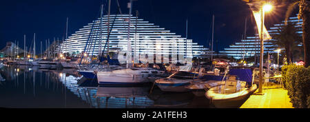 Die zeitgenössische Architektur der Marina Resort nachts beleuchtet Stockfoto